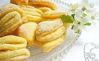 Křupavé sušenky „Obálky“ z tvarohu Tvarohové sušenky ve formě obálek