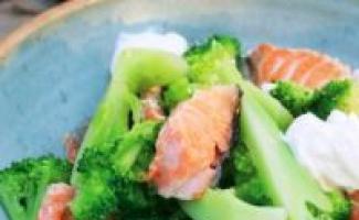 Salát s červenou rybou a brokolicí