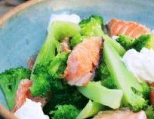 Salad with red fish and broccoli