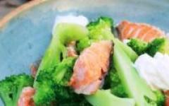 Salad with red fish and broccoli