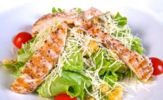 How to properly prepare Caesar salad