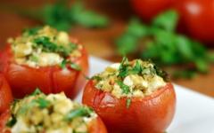 Plněná rajčata: nejlepší recepty s fotografiemi