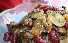 Fazolový salát z konzervy s houbami - pokrm pro každou příležitost Salát z vařených fazolí s houbami