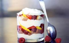 Cottage cheese dessert with fruit or curd mousse