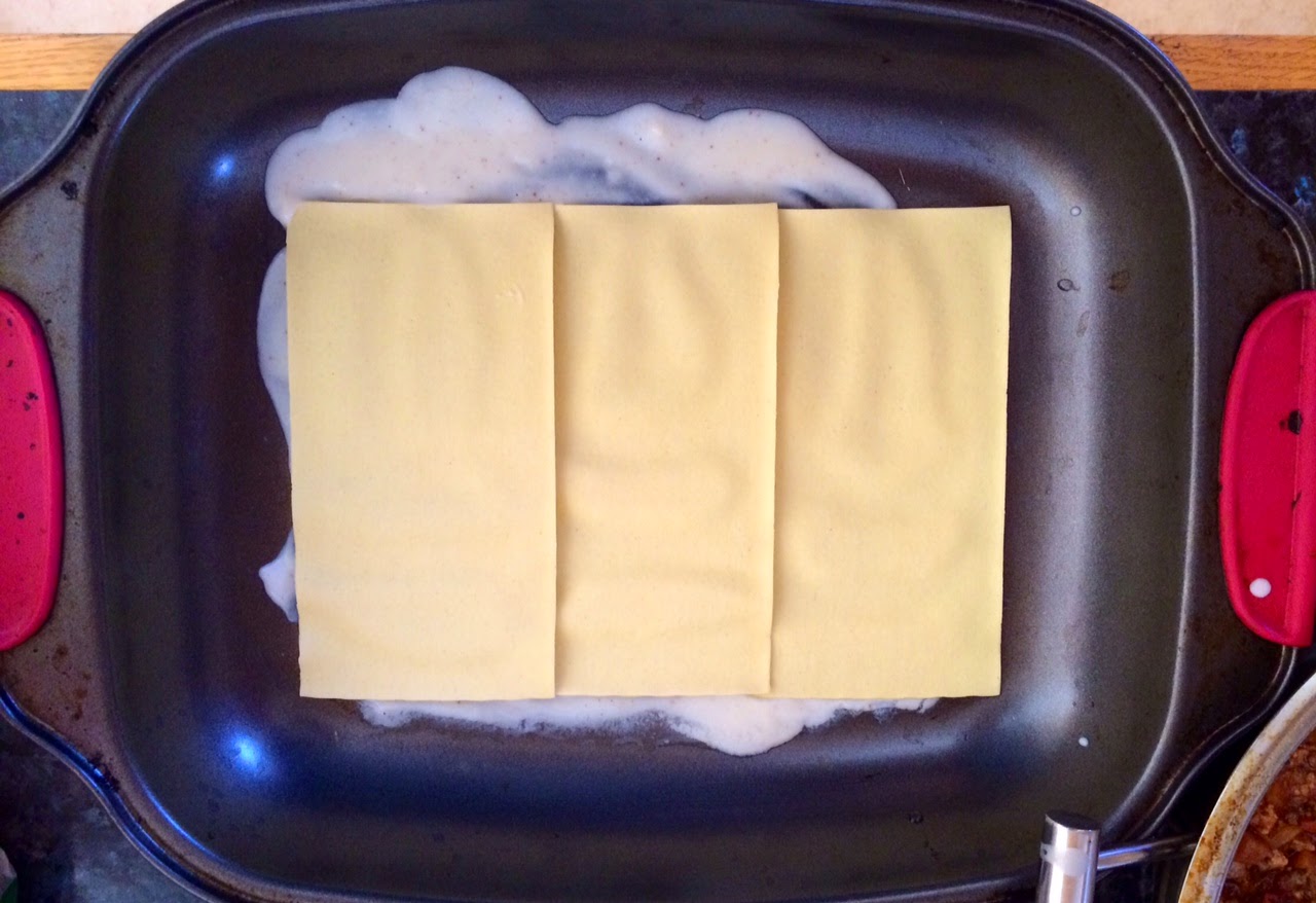 Рецепт теста для лазаньи в домашних условиях. Листы для лазаньи. Форма для лазаньи. Листы лазаньи в форме. Готовое тесто для лазаньи.