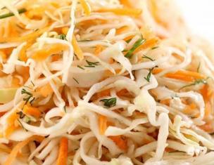 Cabbage and carrot salad with vinegar - vitamin!